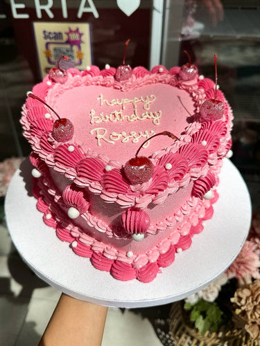 🎂❤️ ¡Descubre nuestro encantador "Heart Cake"! 🌸🍰