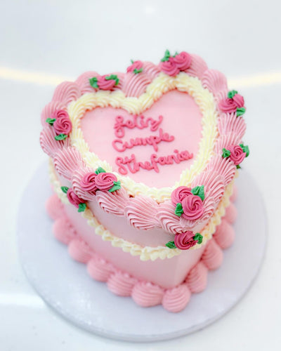 🎀🌸 ¡Encanta con nuestro Vintage Cake en tonos rosa pastel y detalles florales! 🍰💖