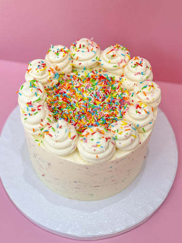 🎉🍰 ¡Añade color a tu celebración con nuestro Funfetti Cake! 🌈✨