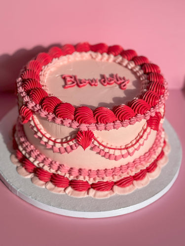 🎀🌸 ¡Encanta con nuestro Vintage Cake en tonos rosas y rojo! 🍰❤️