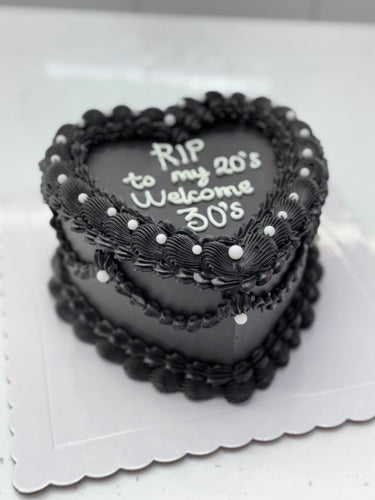 🖤⚰️ ¡Sorprende con nuestro RIP Cake de estilo vintage! 🎂✨