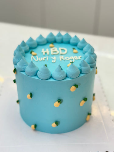 🍍🎂 ¡Sorprende con nuestro Minimal Cake decorado con piñas! 🍰✨