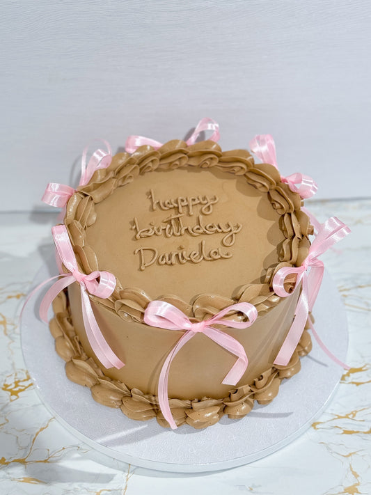🎀 Descubre la elegancia de nuestro pastel "Bow Baby" 🎂
