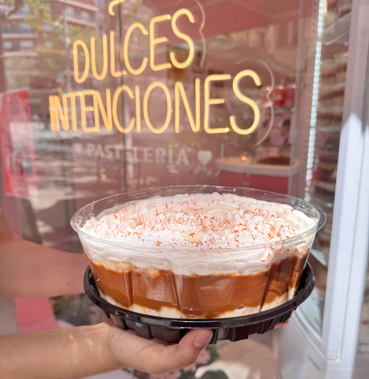 Tres leches clásico con relleno de dulce de leche