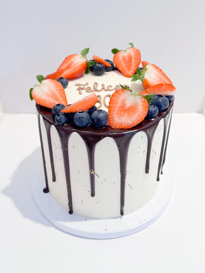 Pastel de fruta y drip de chocolate
