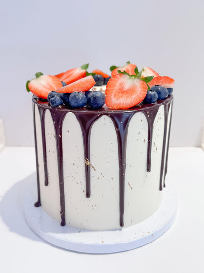 Pastel de fruta y drip de chocolate