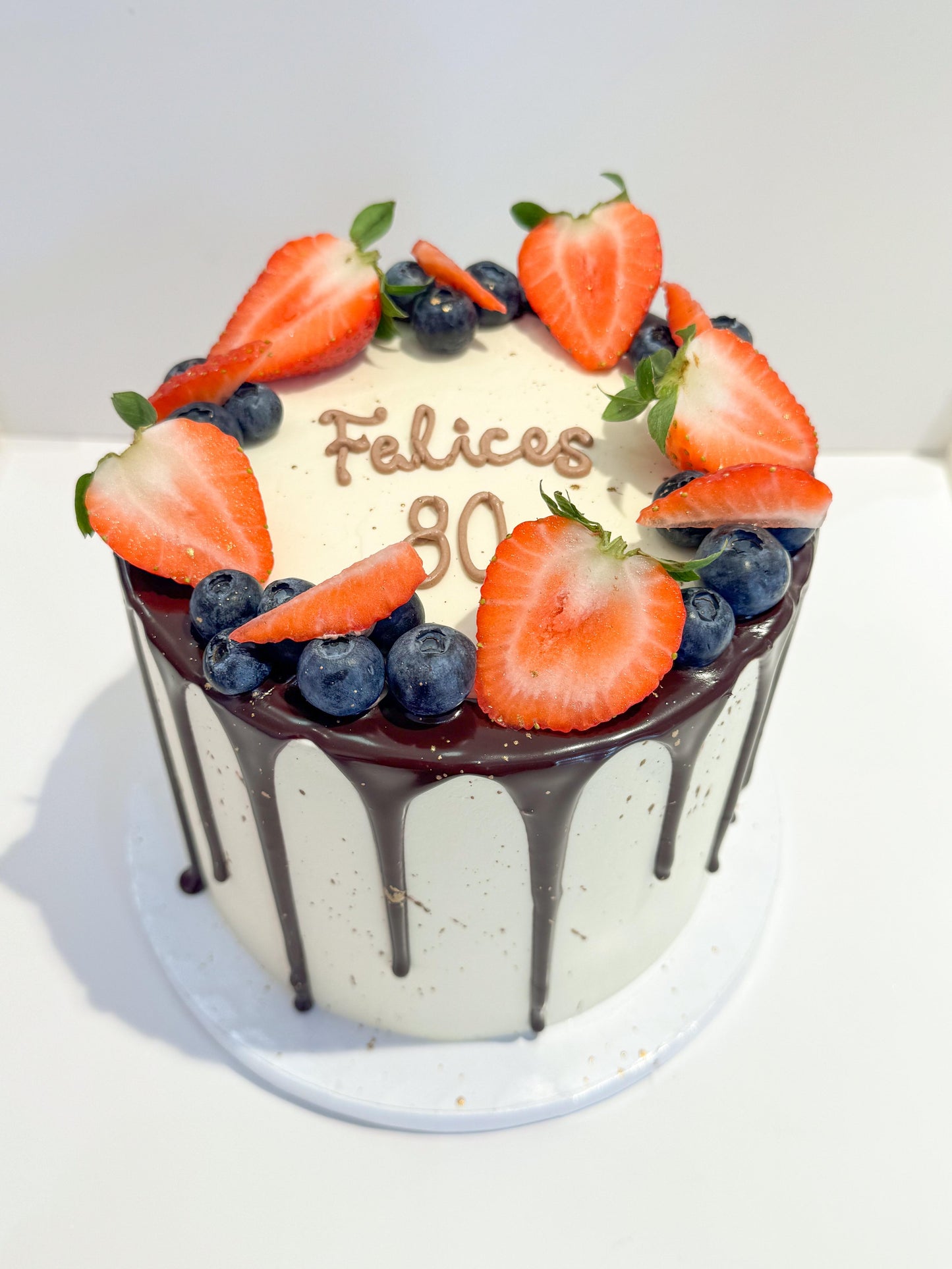 Pastel de fruta y drip de chocolate