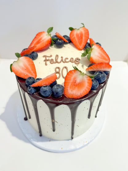 Pastel de fruta y drip de chocolate